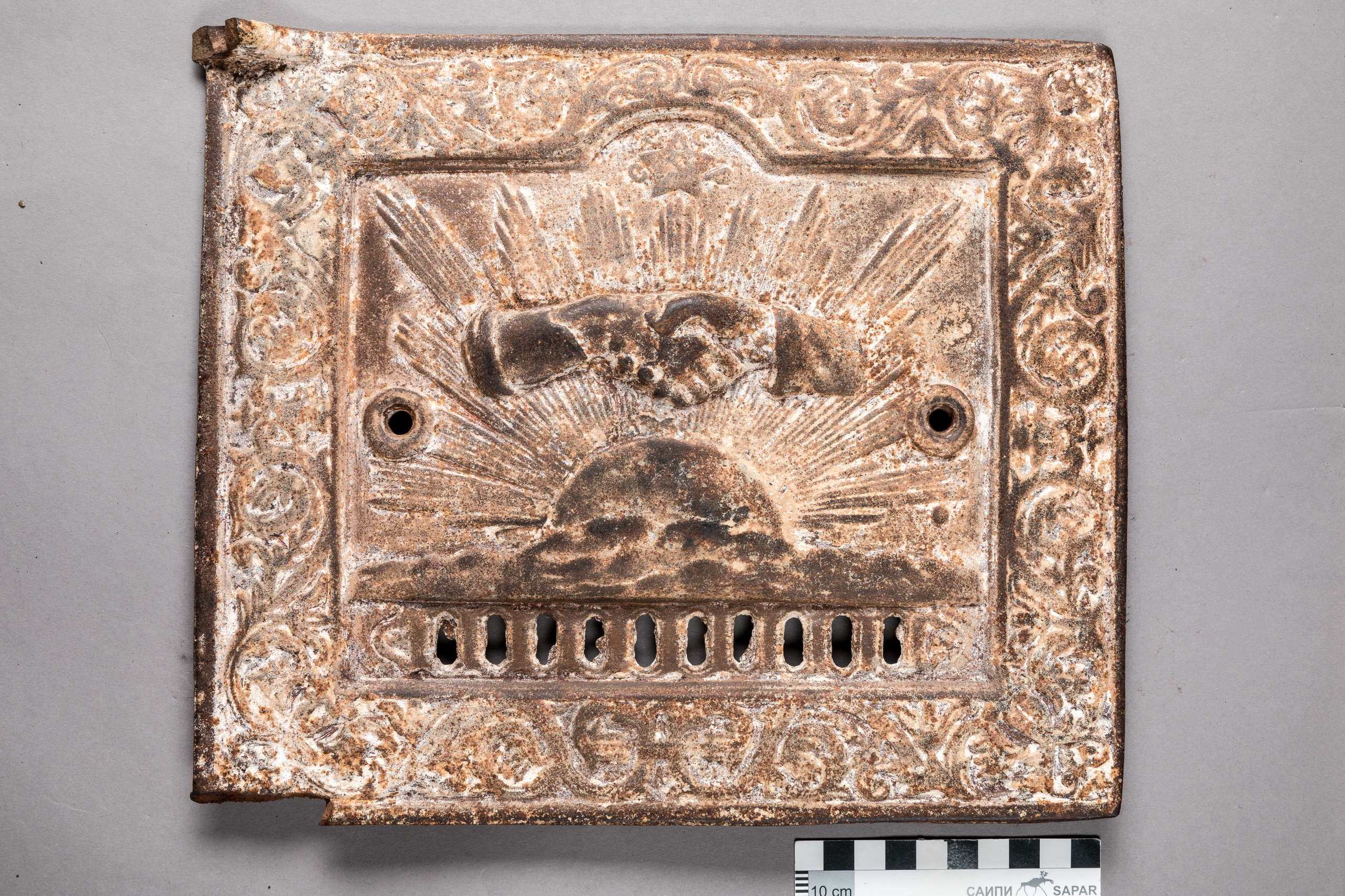 Уникальная печная дверца «Рукопожатие» пополнила коллекцию музея «Кижи»