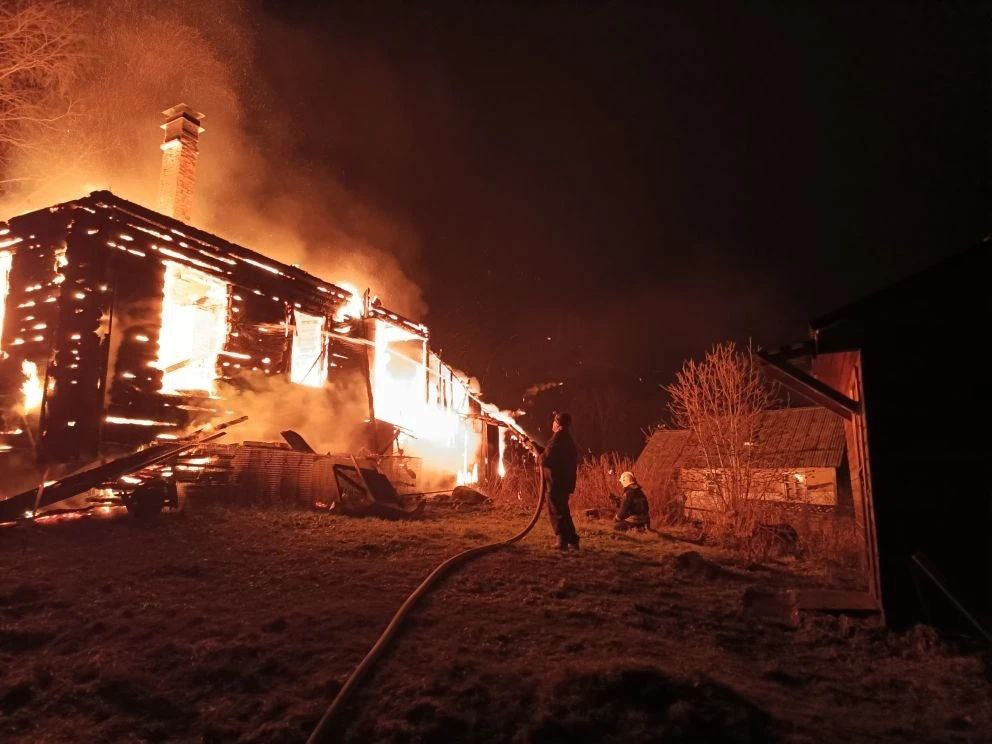 Огромный дом сгорел дотла в старинном карельском селе