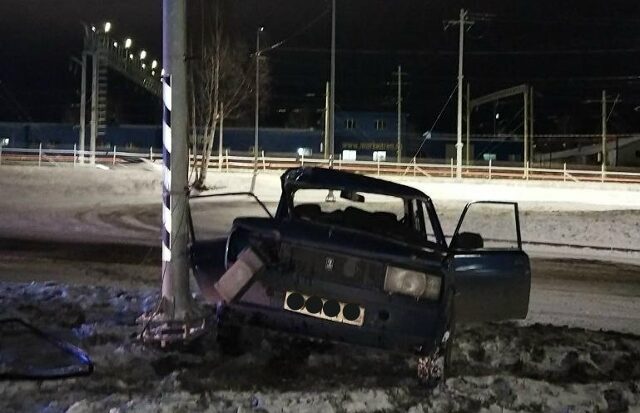 Молодой водитель врезался в опору уличного освещения в Петрозаводске