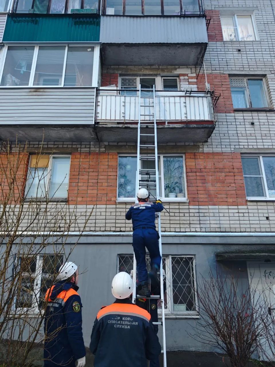 Спасатели Петрозаводска вскрыли дверь и нашли в квартире труп пенсионерки