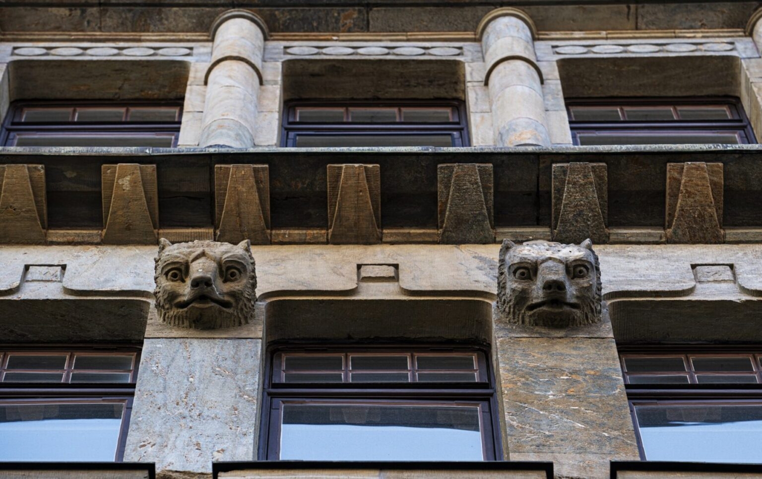 Мифологические образы украшают фасад здания Похъёла в Хельсинки