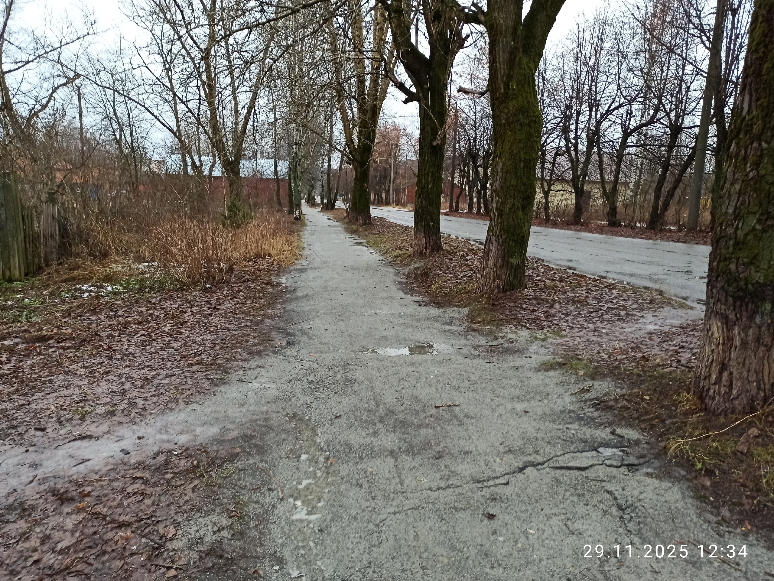 Жители Медвежьегорска возмутились посыпкой тротуаров отходами щебзавода