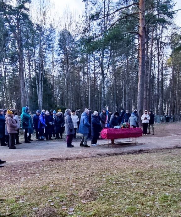 В Олонецком районе простились с погибшим на СВО Евгением Осиповым