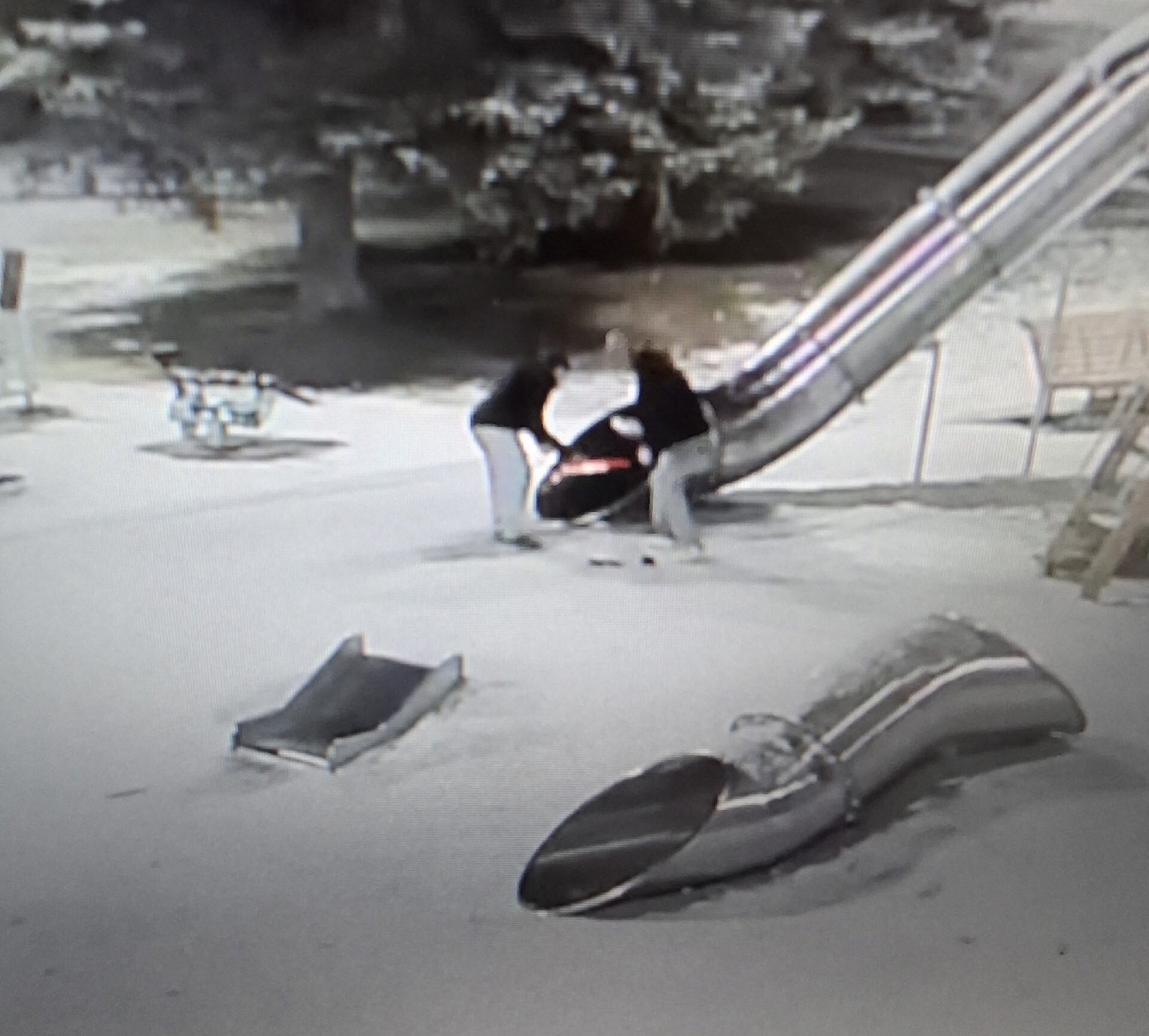 Подростки разгромили горку на детской площадке в Кондопоге