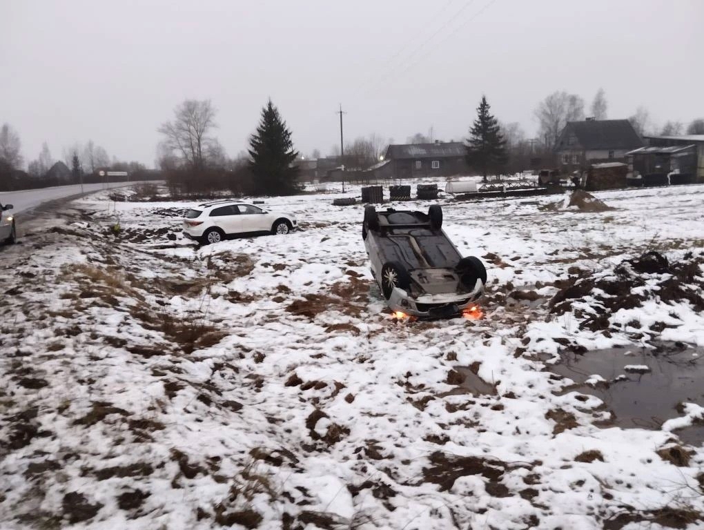 Легковушка перевернулась при обгоне в Олонецком районе - пострадавшего госпитализировали
