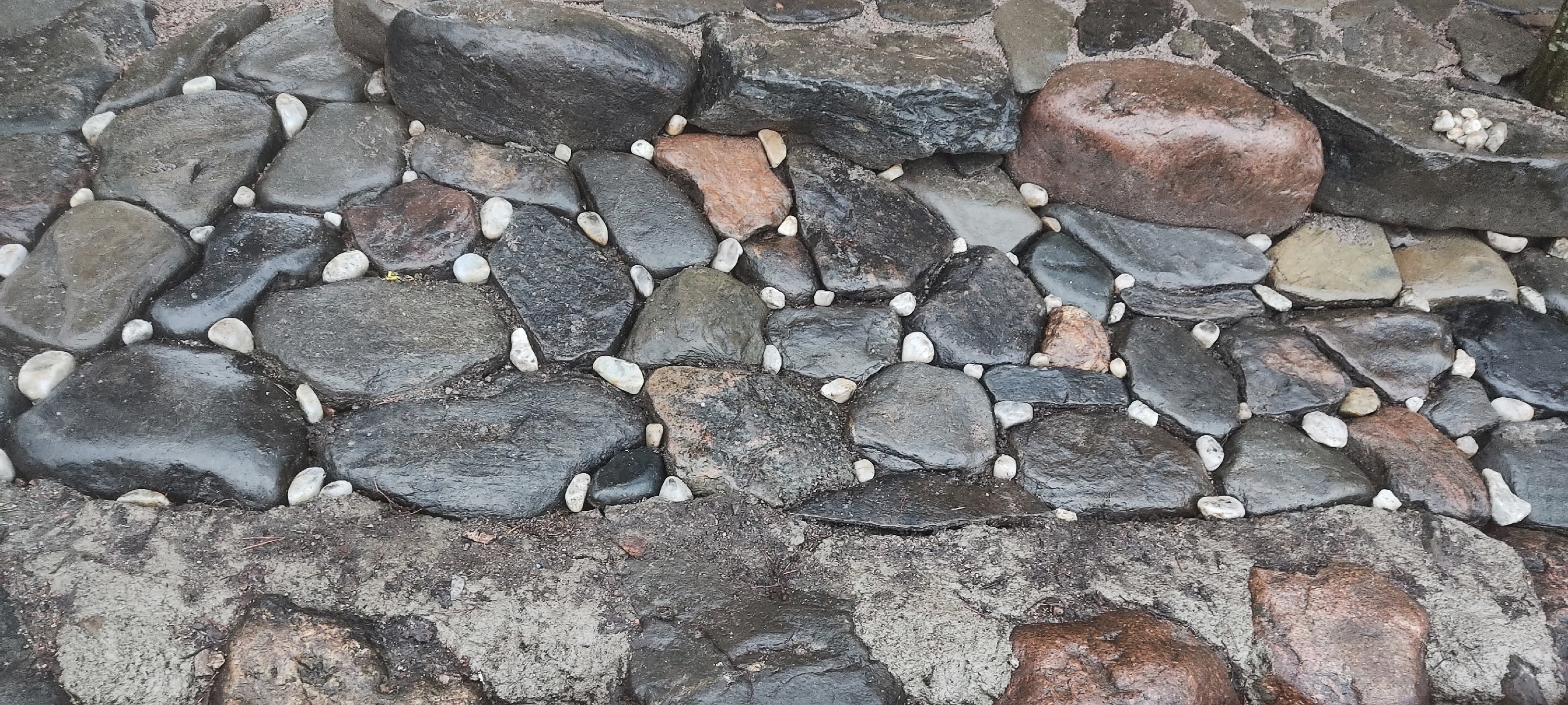 «Кошачьи глаза» из белого кварца появились на карельской набережной