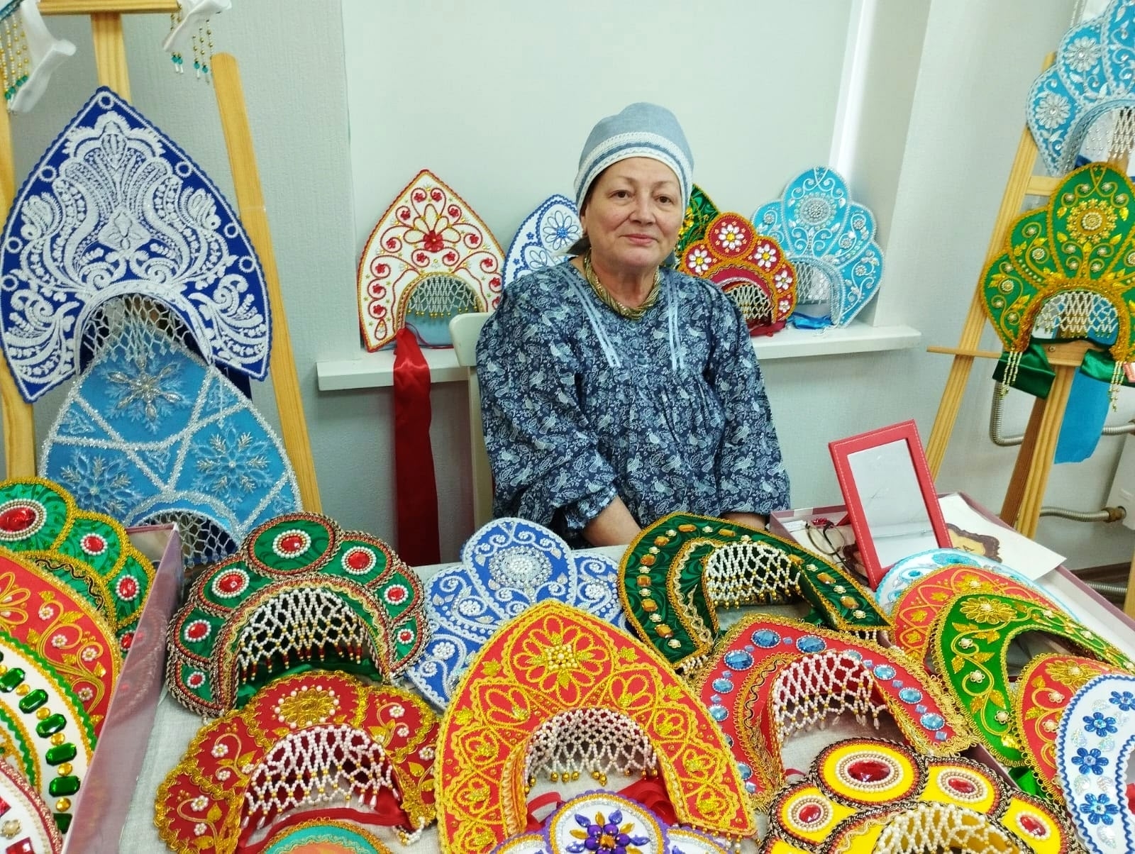 Мастерицы семьи Вишневских из Карелии создают уникальные русские кокошники для коллективов и фестивалей