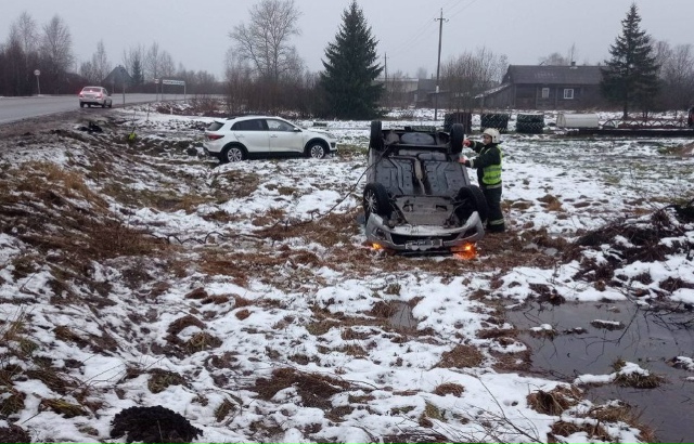 Автоледи на иномарке уходила от столкновения со встречным обгонщиком: обе машины улетели в кювет в Олонецком районе