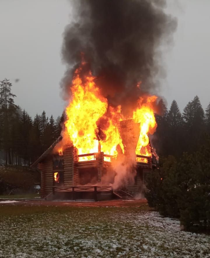 Горящий дом тушат в Лахденпохском районе