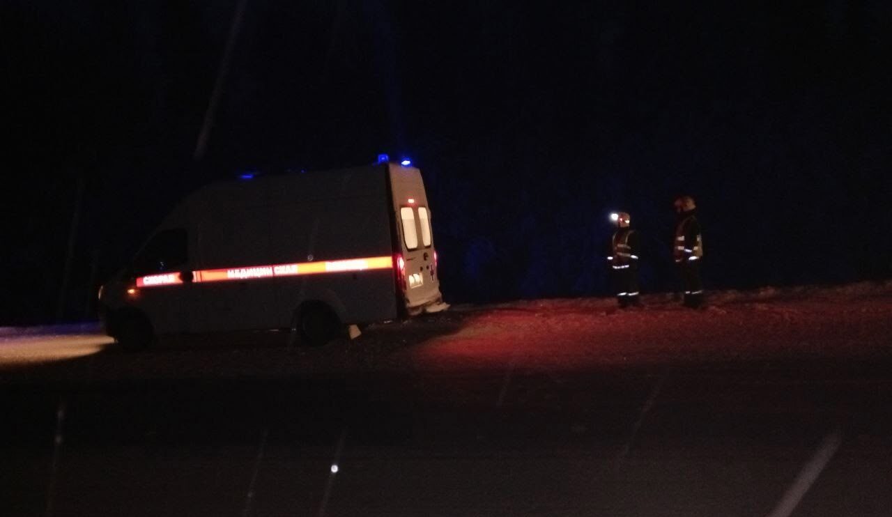 Слетевшая с трассы в Карелии легковушка добавила работы пряжинским пожарным накануне Нового года