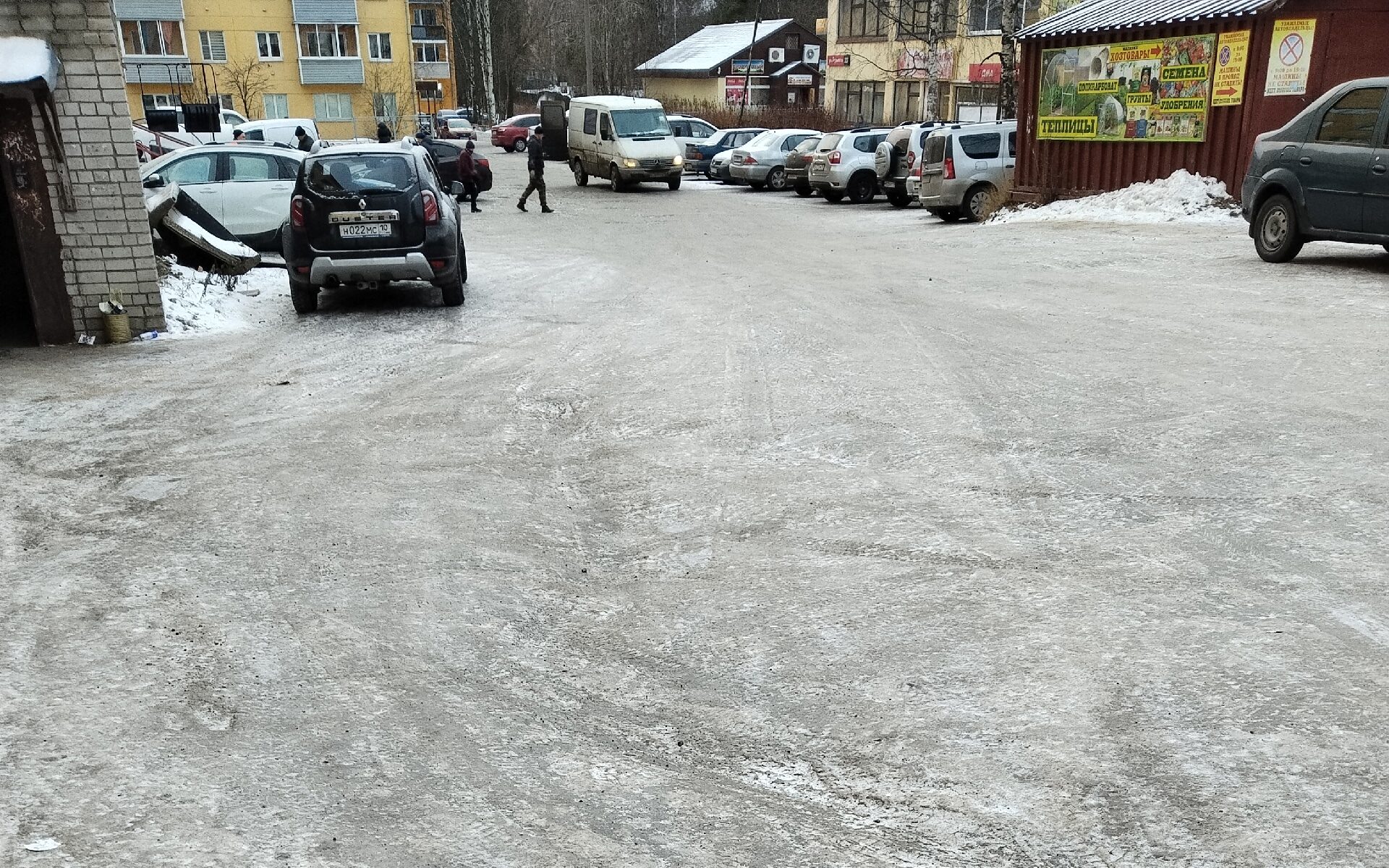 Дети падали на ледяной дороге у школы в Медвежьегорске