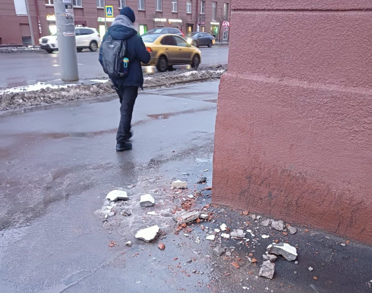 Историческое здание в центре Петрозаводска после ремонта снова «уронило лицо»