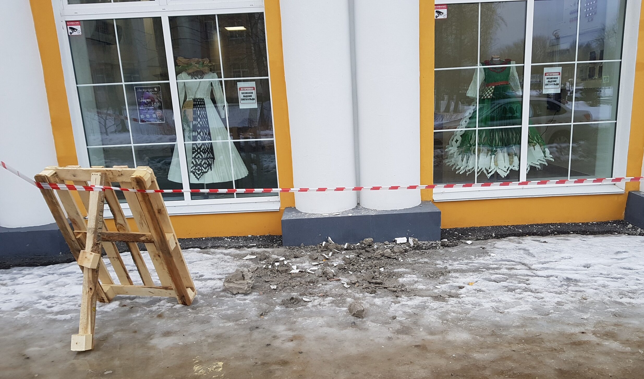 В Сегеже обследуют фасад, который обрушился рядом с пешеходом