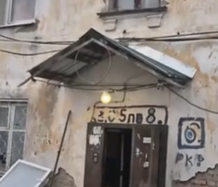 О гниющей аварийке с выгребными ямами в Петрозаводске узнали в Москве