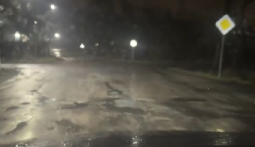 Дорога к ЦРБ покрылась кратерами в туристическом городе Карелии