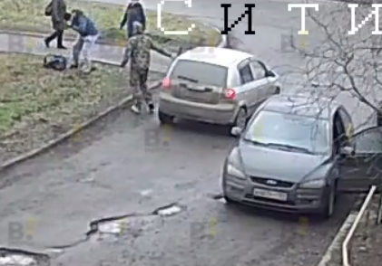 Прохожий и водитель авто устроили драку в Петрозаводске