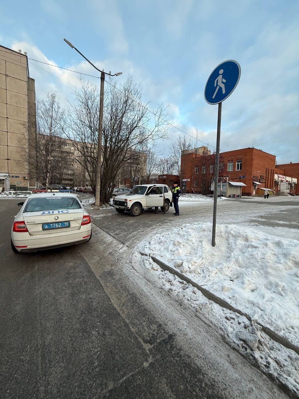 Водители ответили рублём за то, что припарковались на пешеходной дорожке в Петрозаводске