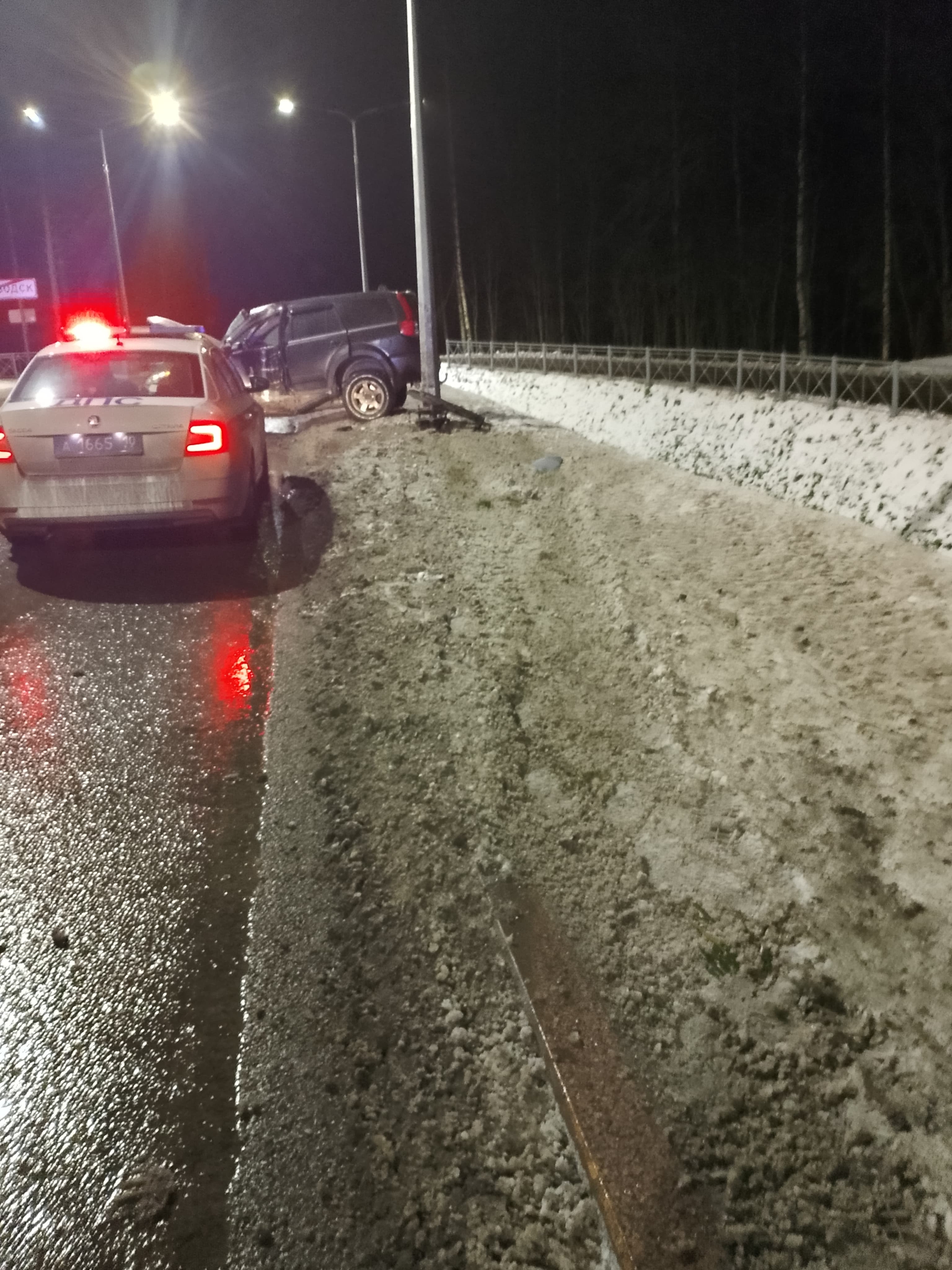 Не совсем трезвый водитель был за рулем легковушки, протаранившей столб на утреннем шоссе Петрозаводска