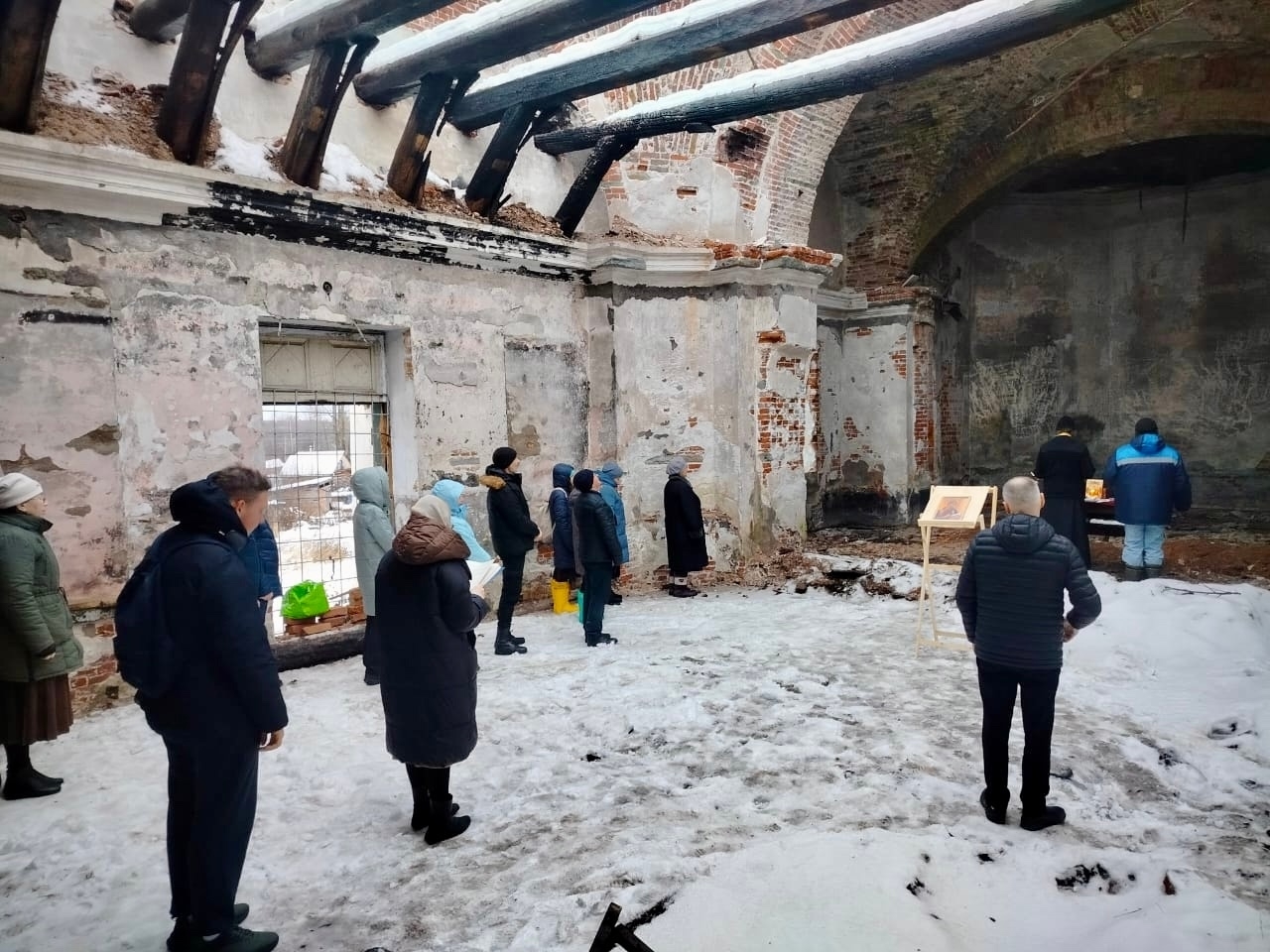 Первый молебен отслужили в руинах храма в карельской деревне