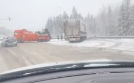 Фуру сложило на трассе под Петрозаводском