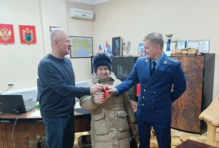 Семье участника СВО вручили ключи от новой квартиры в Сортавальском округе