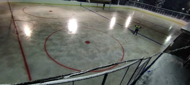 Активисты подготовили хоккейную площадку в Костомукше к зимнему сезону