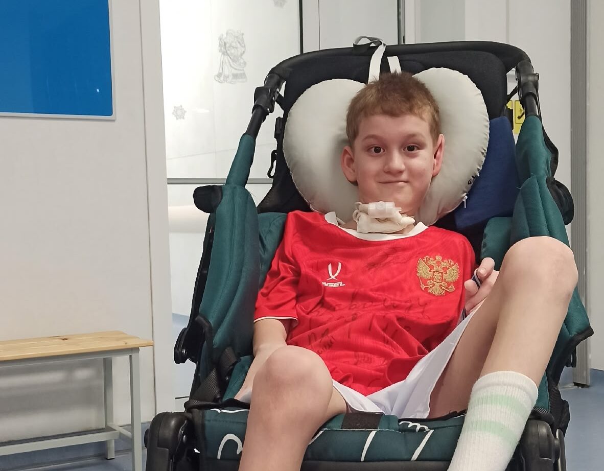 Севе на реабилитации от укуса клеща подарили футболку с автографами ЦСКА