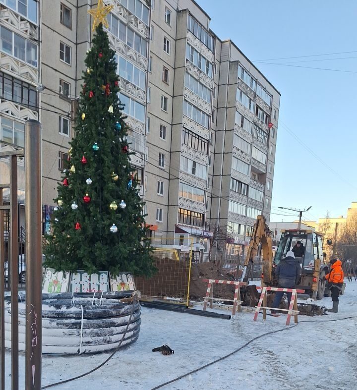 Котлован вырыли рядом с новогодней елкой в Петрозаводске
