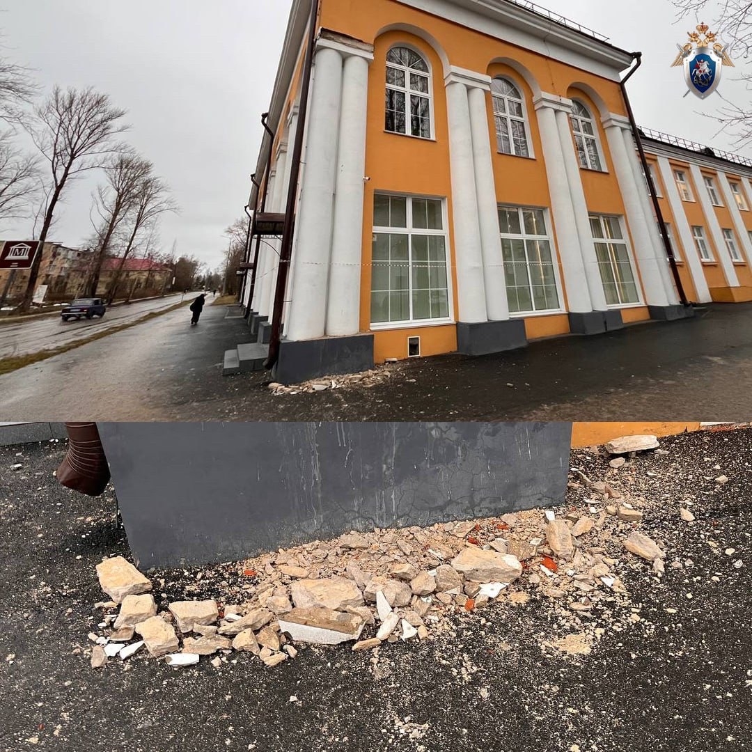 Подрядчик отказался ремонтировать здание в Сегеже, куски которого падают на пешеходов