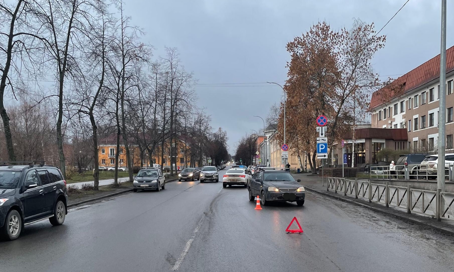 Забывший про дистанцию водитель влетел на своей иномарке в другую машину в центре Петрозаводска