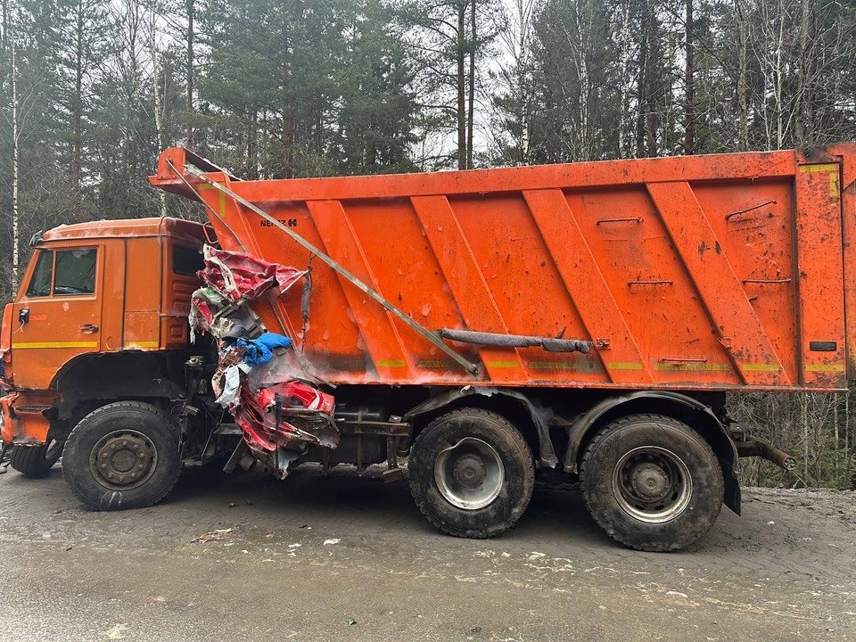 Стало известно, как микроавтобус намотало на КамАЗ под Петрозаводском