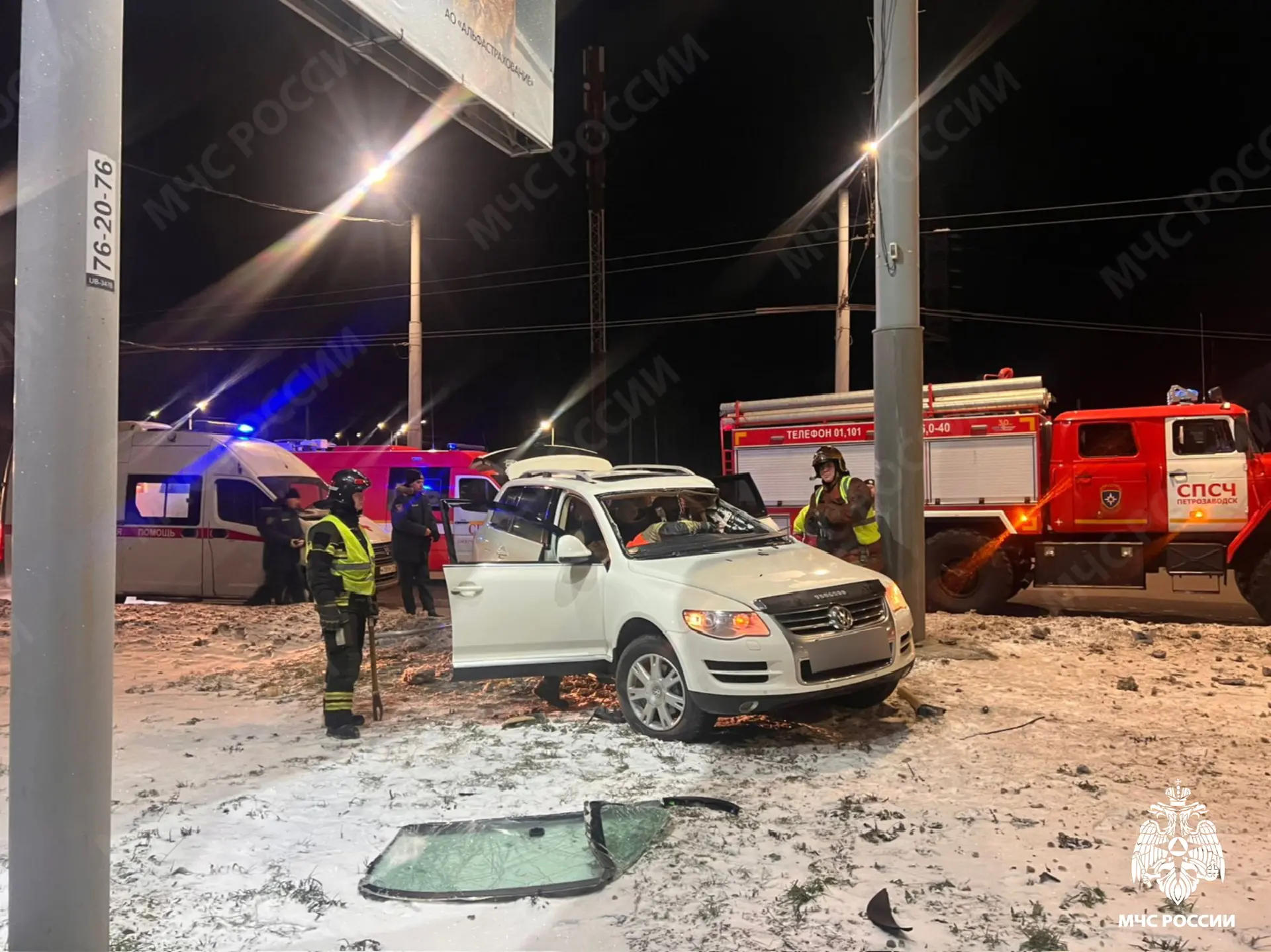 Легковушка влетела в линию электропередач в Петрозаводске