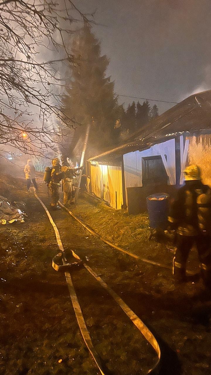 Взрыва избежали: из горящего дома в Сортавале пожарные вынесли газовый баллон