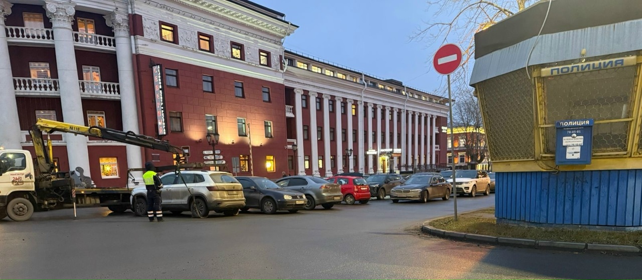 Припаркованные авто у гостиницы в центре Петрозаводска уехали на штрафстоянку