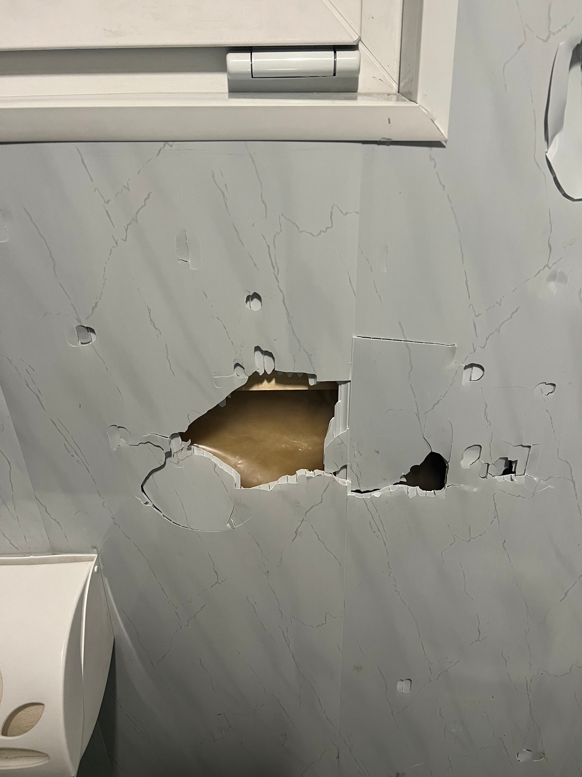 Вандалы раскурочили каток в Кеми