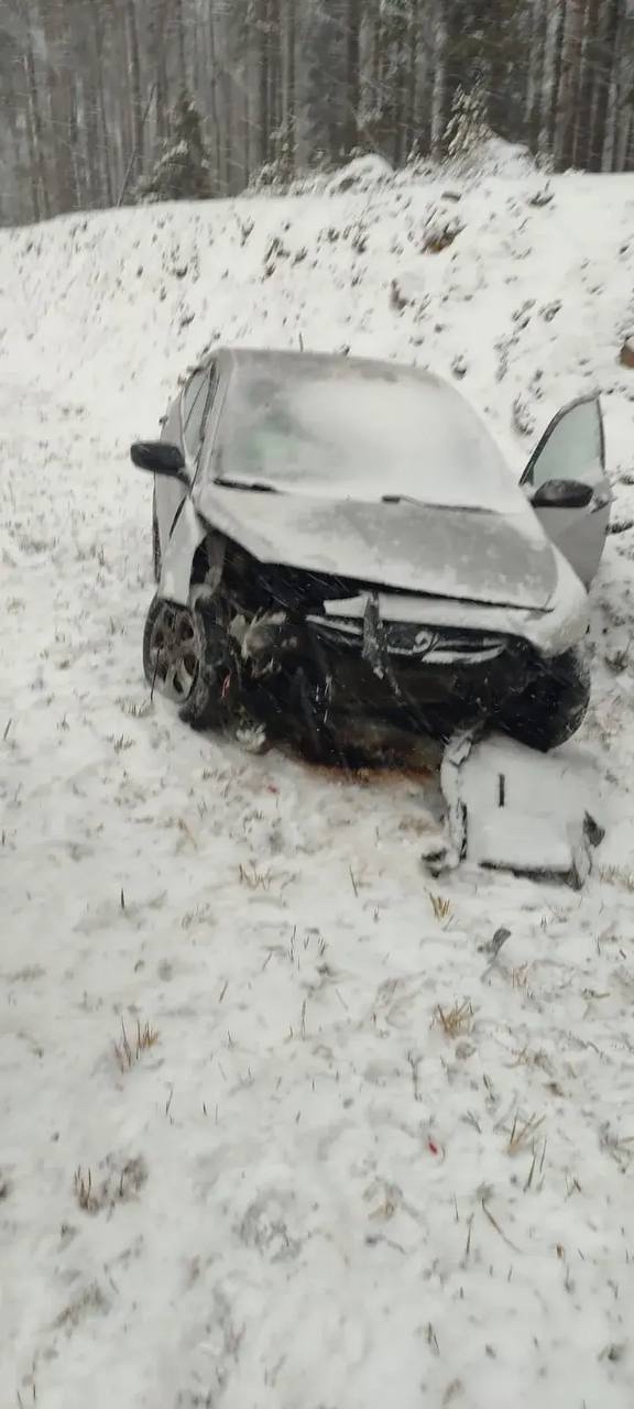 Автомобиль слетел с трассы в Медвежьегорском районе Карелии