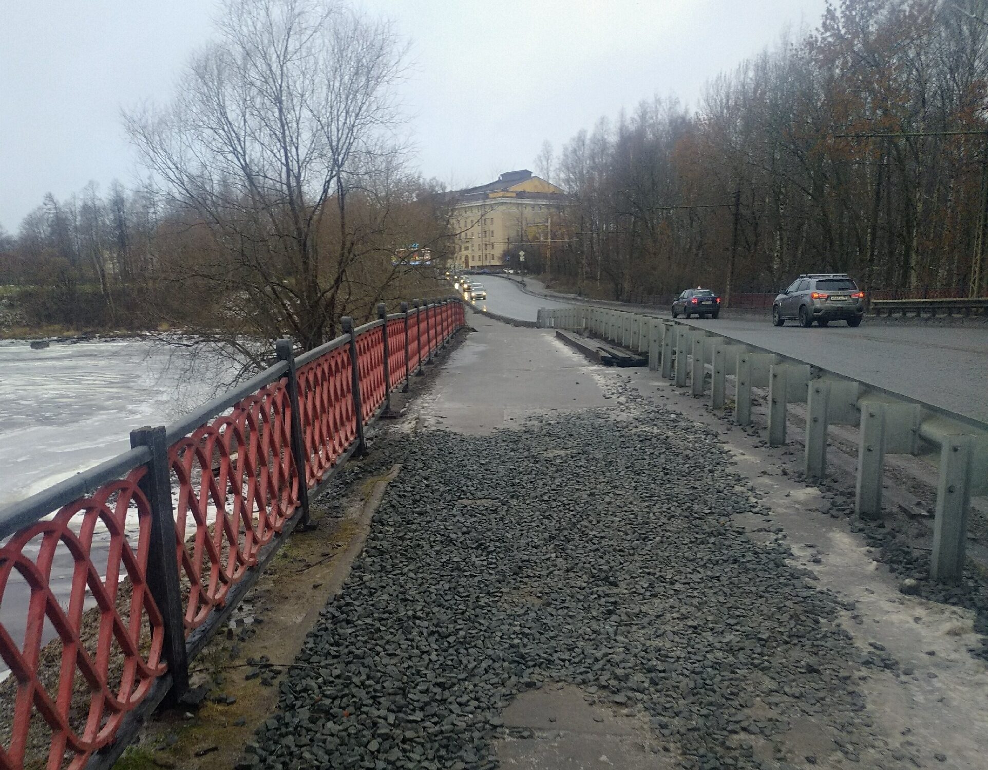 «Авось сгодится»: на мосту в Петрозаводске насыпали щебня