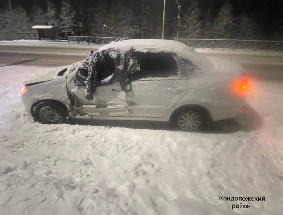 Автоледи так рулила на трассе в Карелии, что другие легковушки столкнулись на встречке
