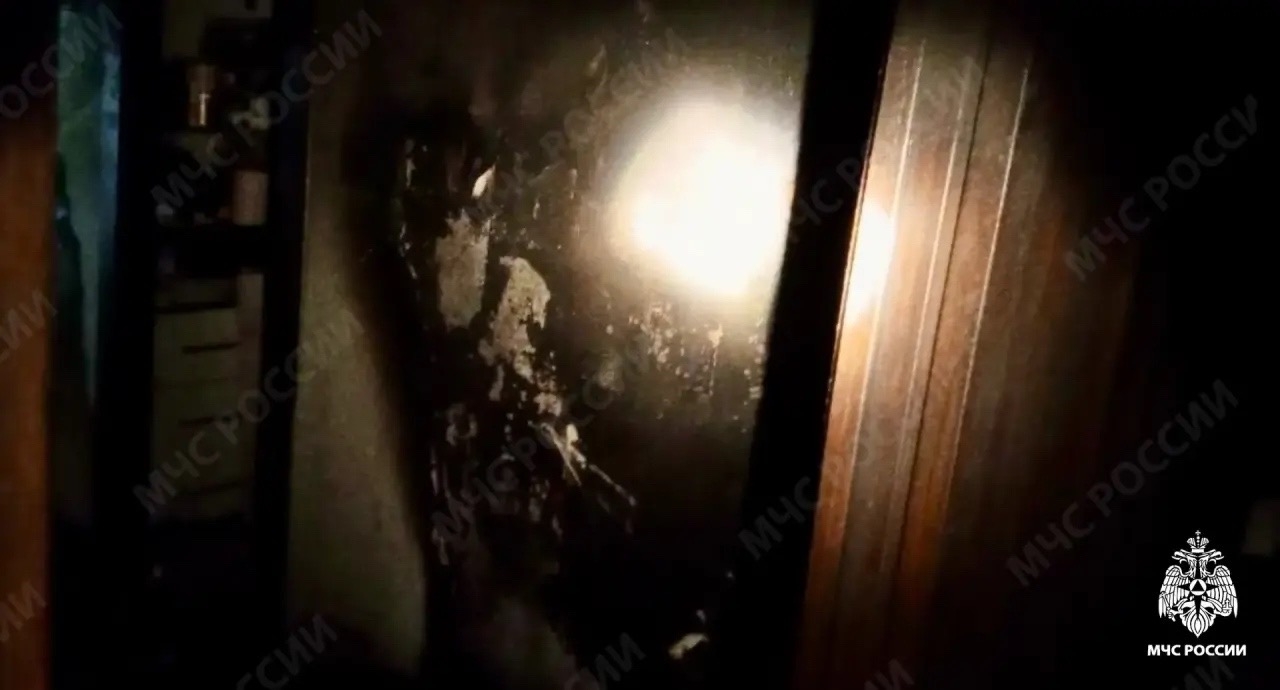 Пожарные спасли человека из горящего дома в крупном районе Петрозаводска