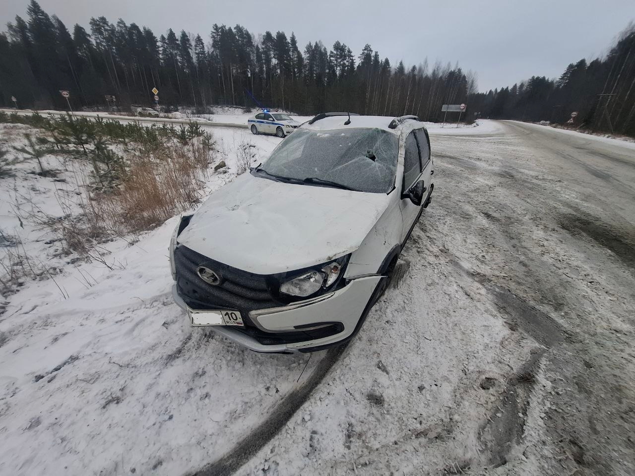 Легковушка с младенцем и 4-летним малышом перевернулась в Пряжинском районе: трёх человек госпитализировали с места ДТП