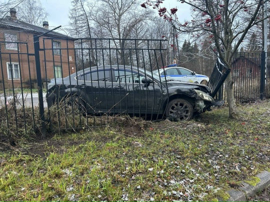 Не хватило дороги: молодой водитель в Петрозаводске угодил прямиком в забор