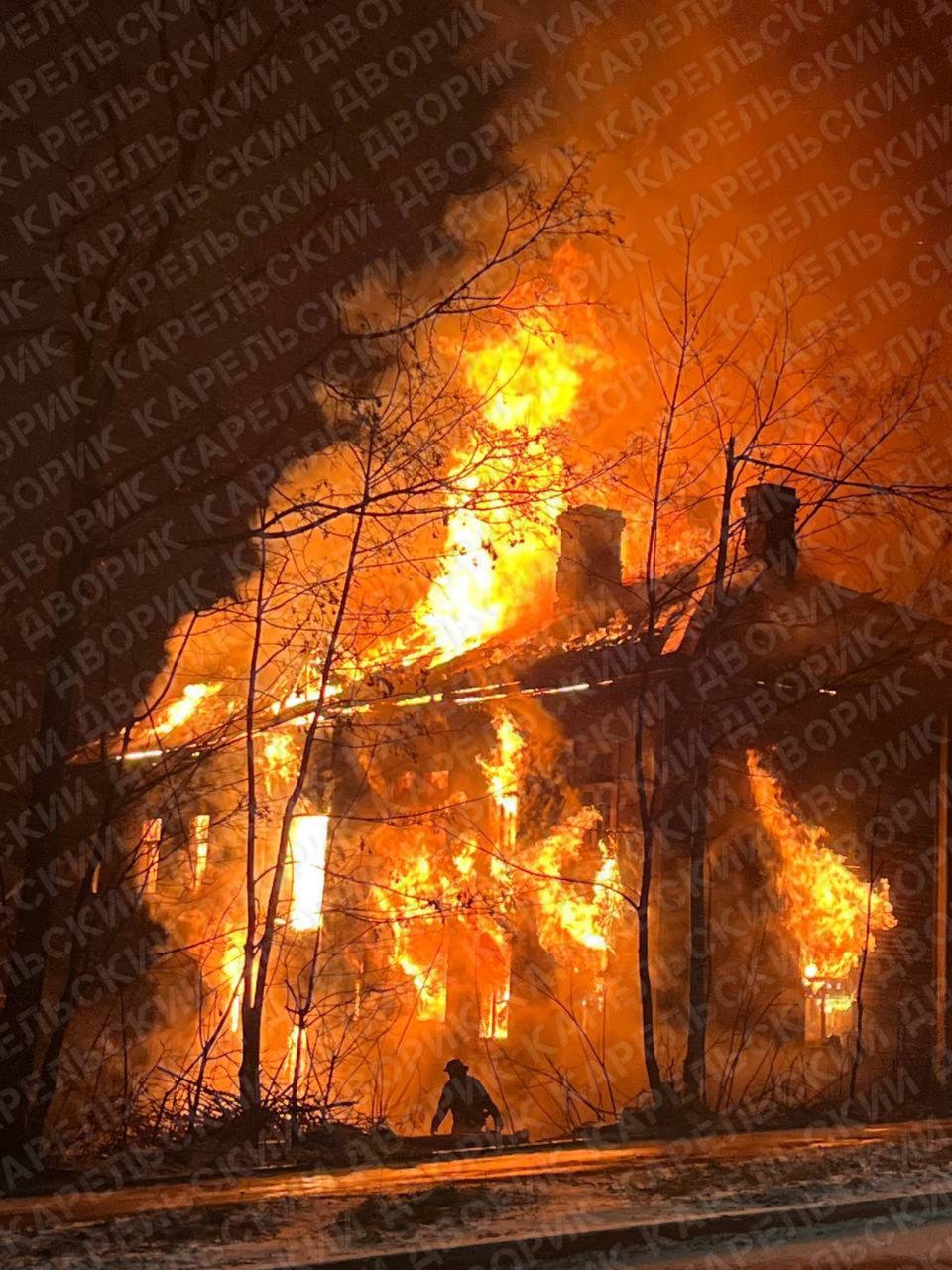 Ночью полыхал деревянный дом на Голиковке