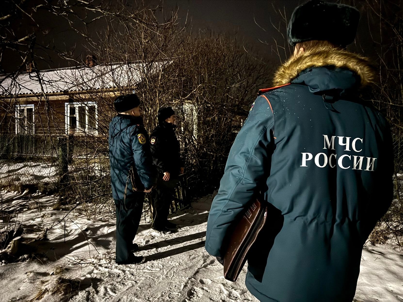 Сотрудники МЧС спасли жителя поселка Карелии, который замерзал в деревянном доме