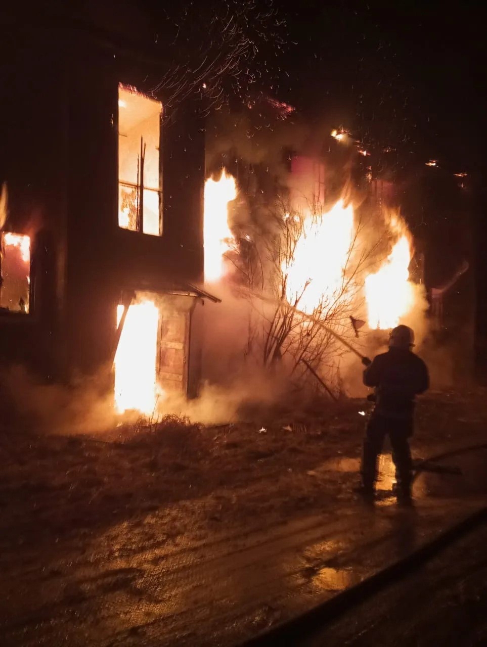 Двухэтажная расселенка сгорела ночью в Суоярви