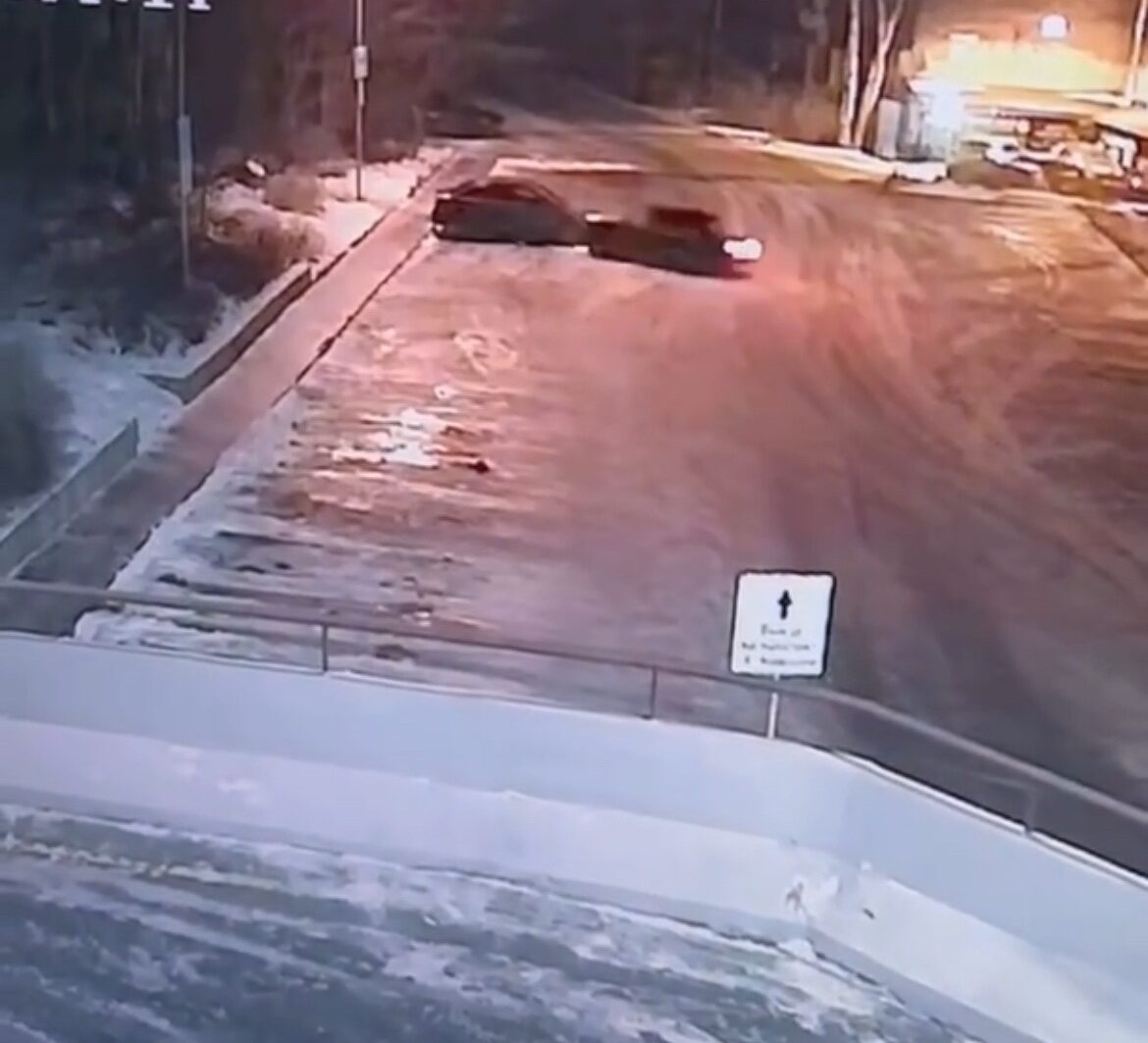 Дрифтер на пустой парковке от души влетел в единственную машину у торгового центра в Петрозаводске