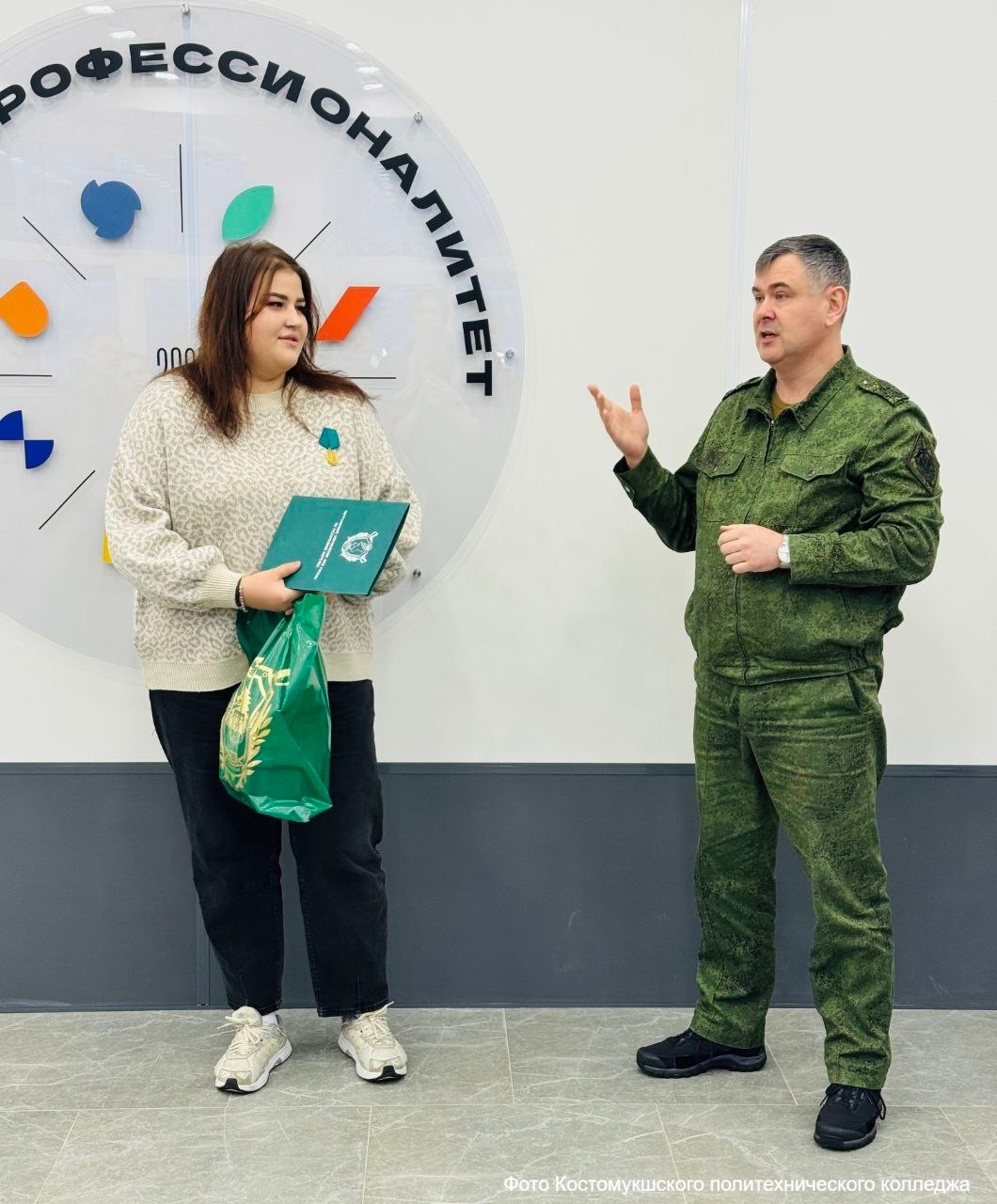 Студентку из Костомукши наградили за бдительность