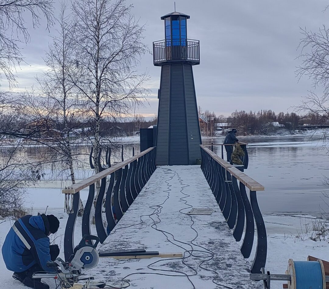 В Беломорске часть нового маяка, который вандалы выбросили в реку, достали из воды