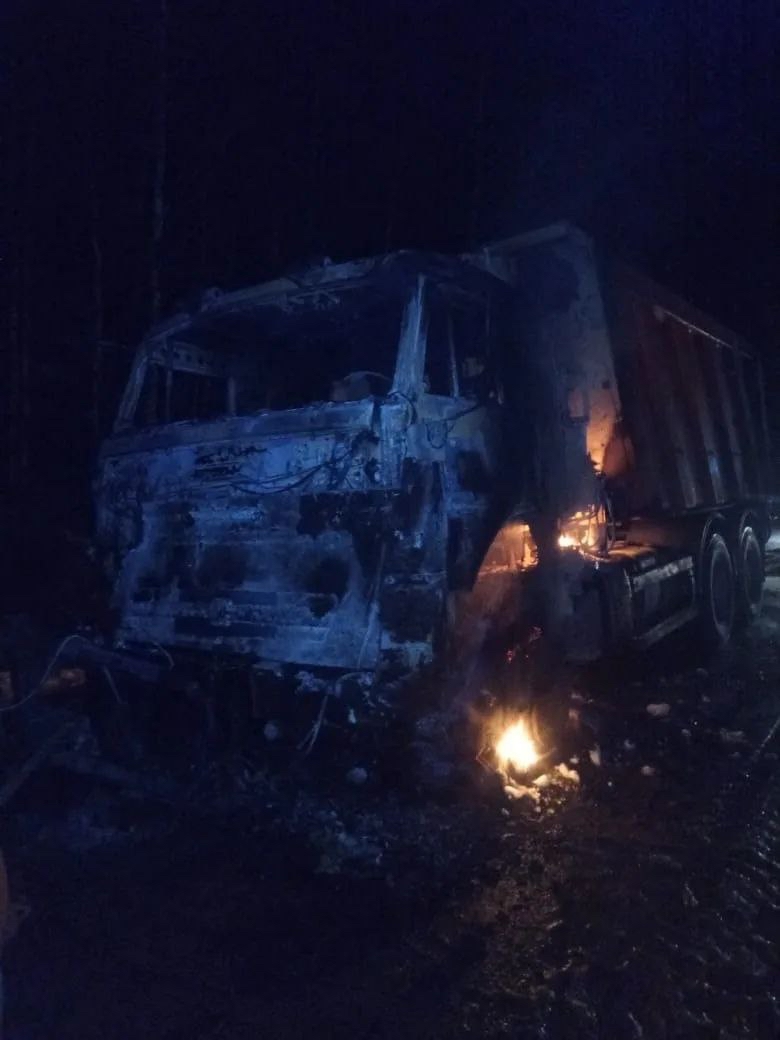 Снегоуборочный КамАЗ сгорел ночью в Беломорском округе