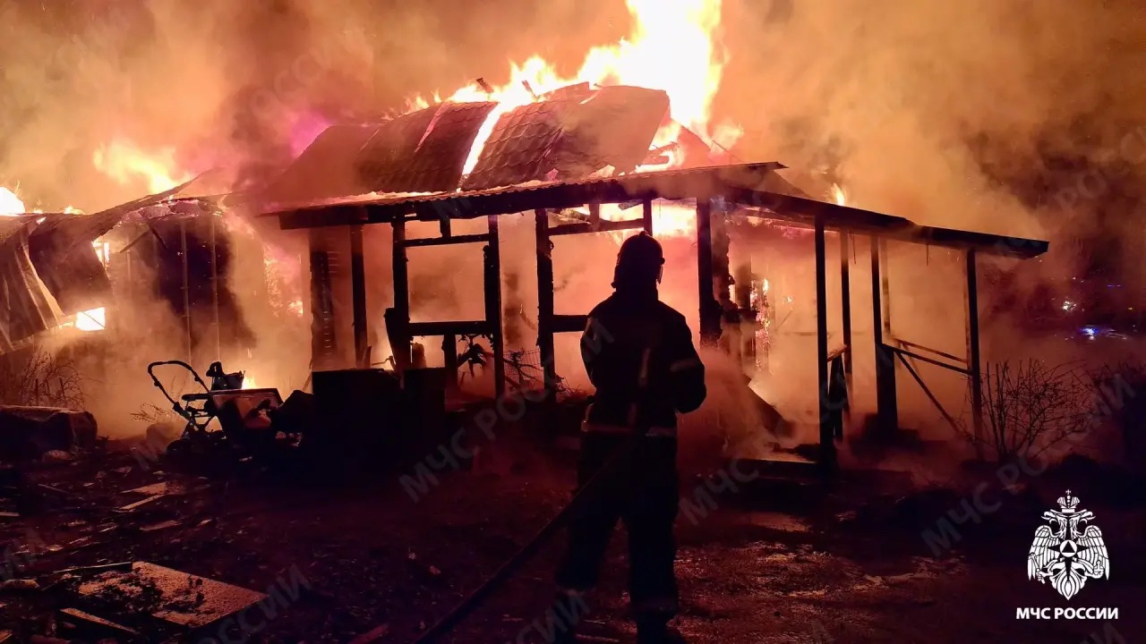 Дом в Соломенном несколько часов тушили 24 пожарных - огню не дали перекинуться на соседние участки