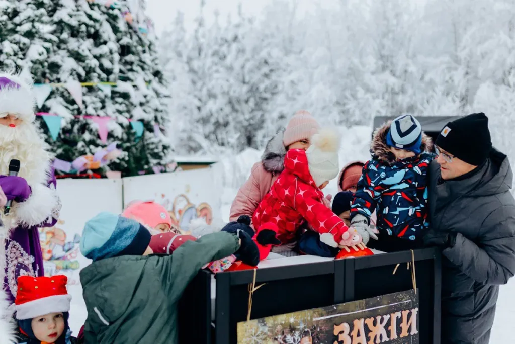 Маленькая ёлочка «выросла» и объединила города по всей стране: акцию «Зажги по-доброму» в поддержку детей проводят не только в Карелии